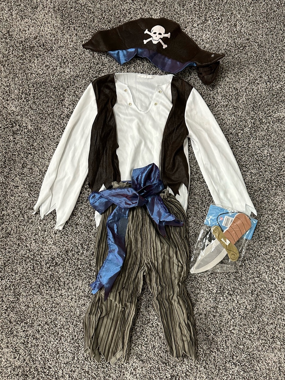 Kids Pirate Costume with accesories (2-3T)